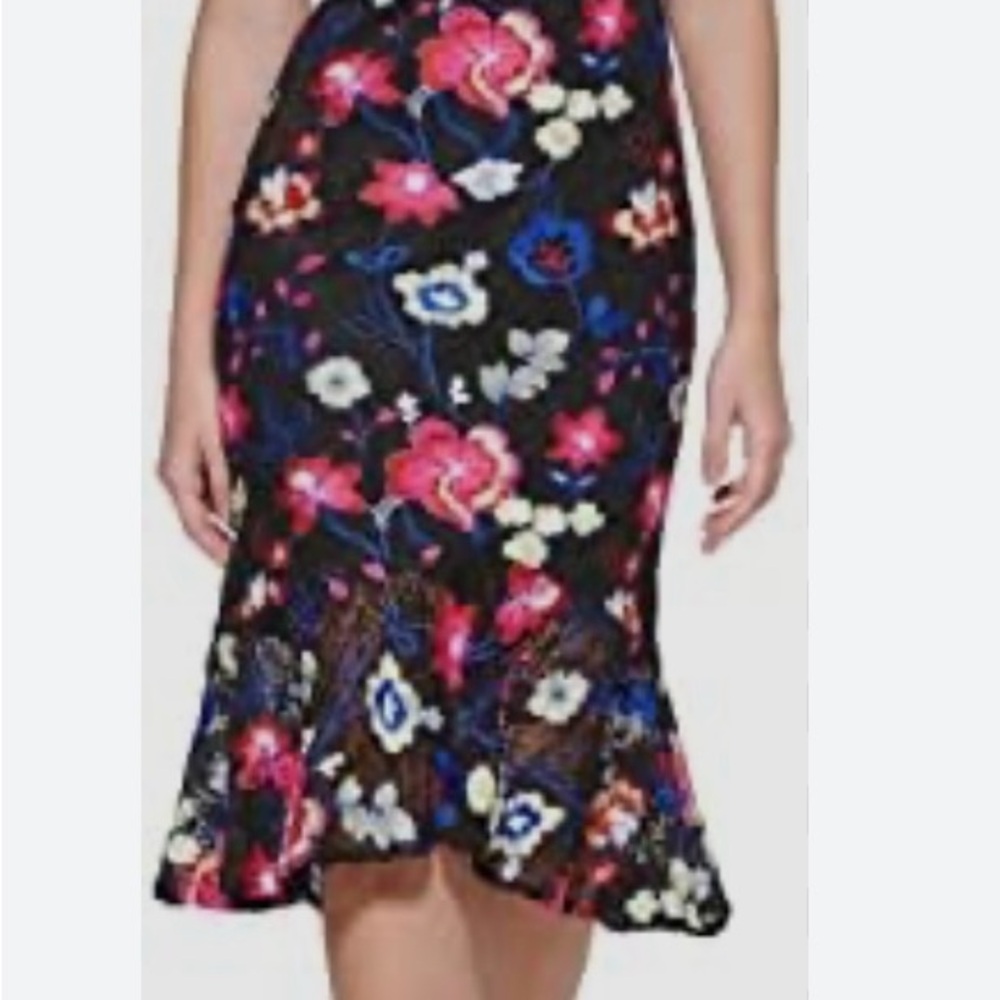 Gorgeous GUESS Floral Embroidered Lace Dress - Size 12